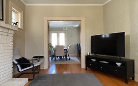 Cozy Homestay In The Master Bedroom Of A River Heights Home